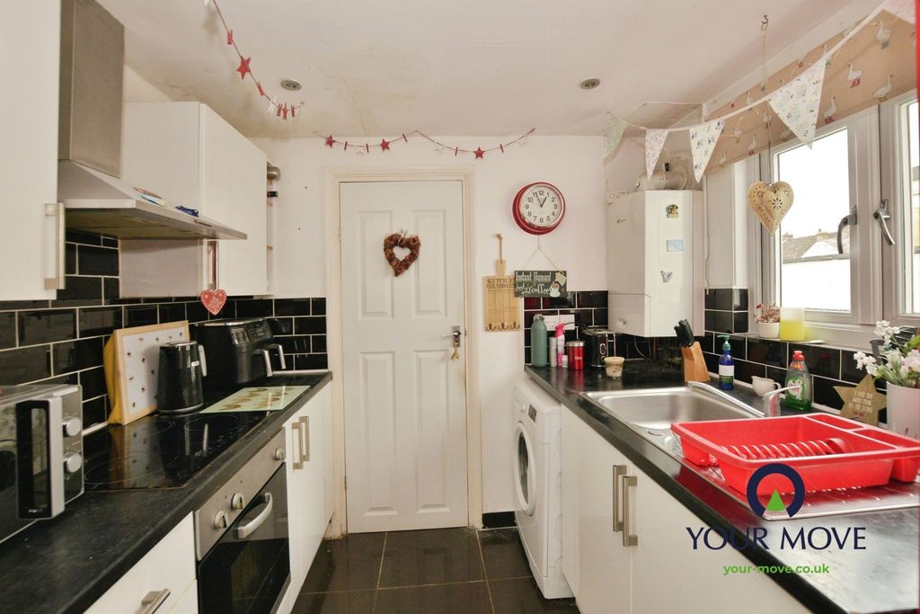 Property photo 3 of 18 Kitchen