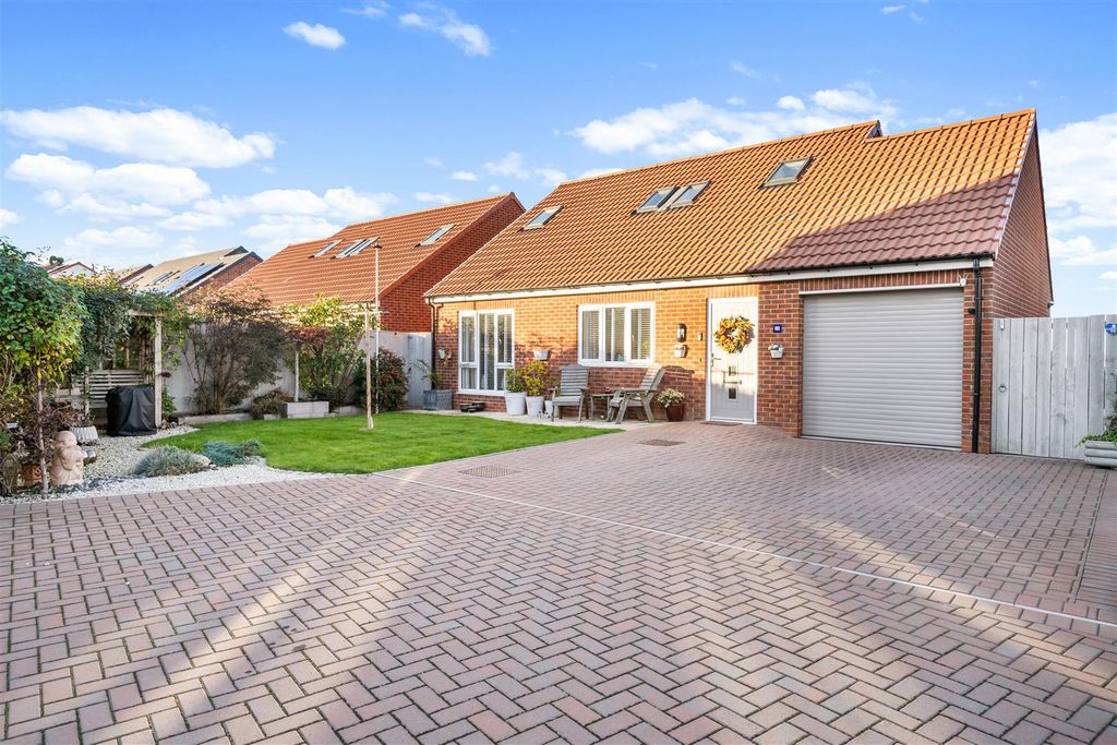 Property photo 1 of 32