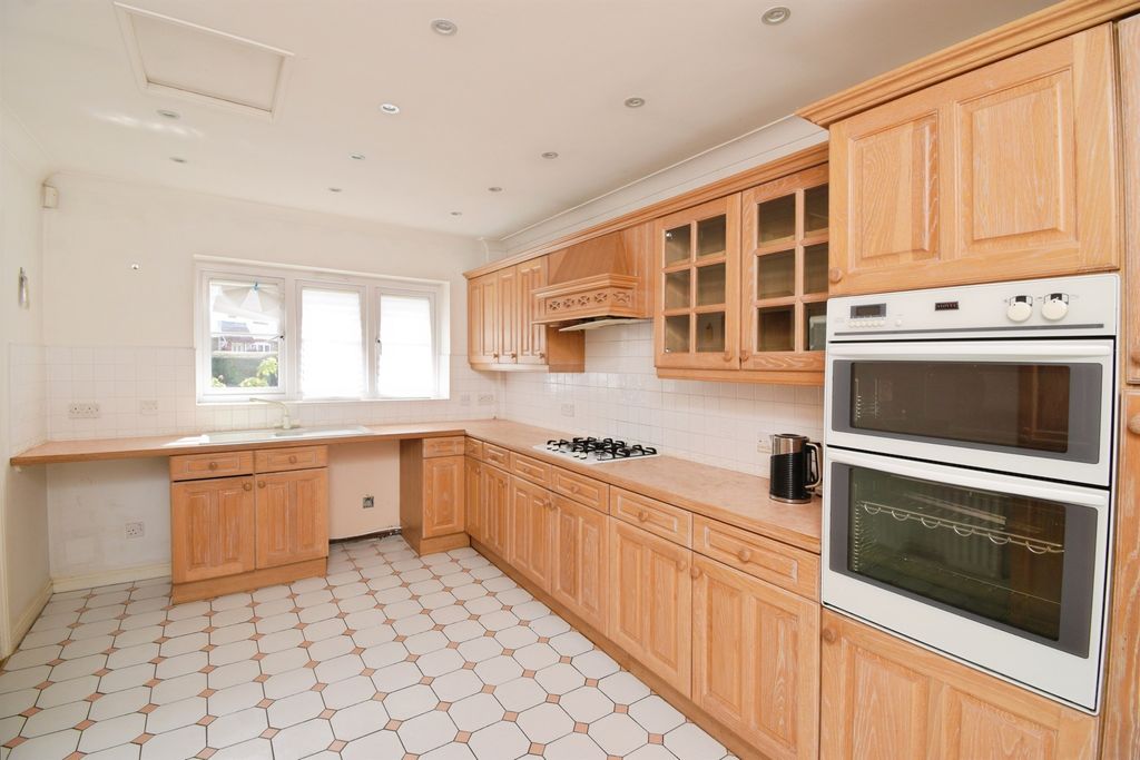 Property photo 2 of 21
