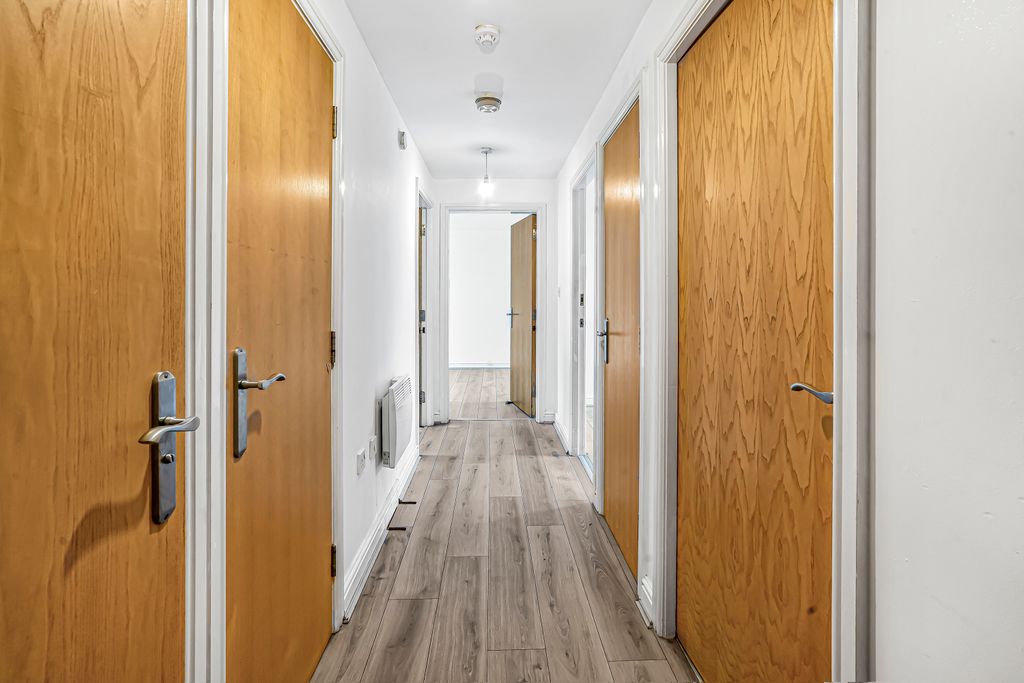 Property photo 1 of 11 Capital Estate Agents Is Presenting You With A 2 Bedroom Apartment In The Heart Of Hamilton Le5 Area