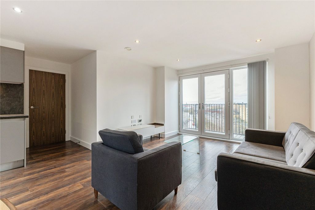 Property photo 3 of 14 Lounge