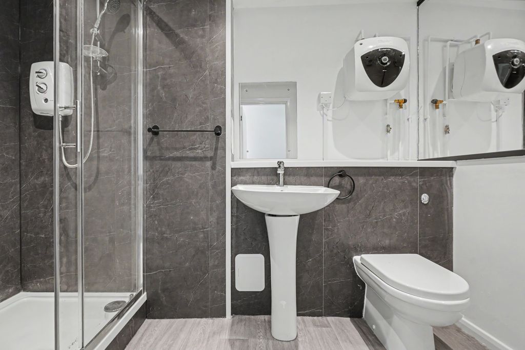 Property photo 2 of 7 Bathroom