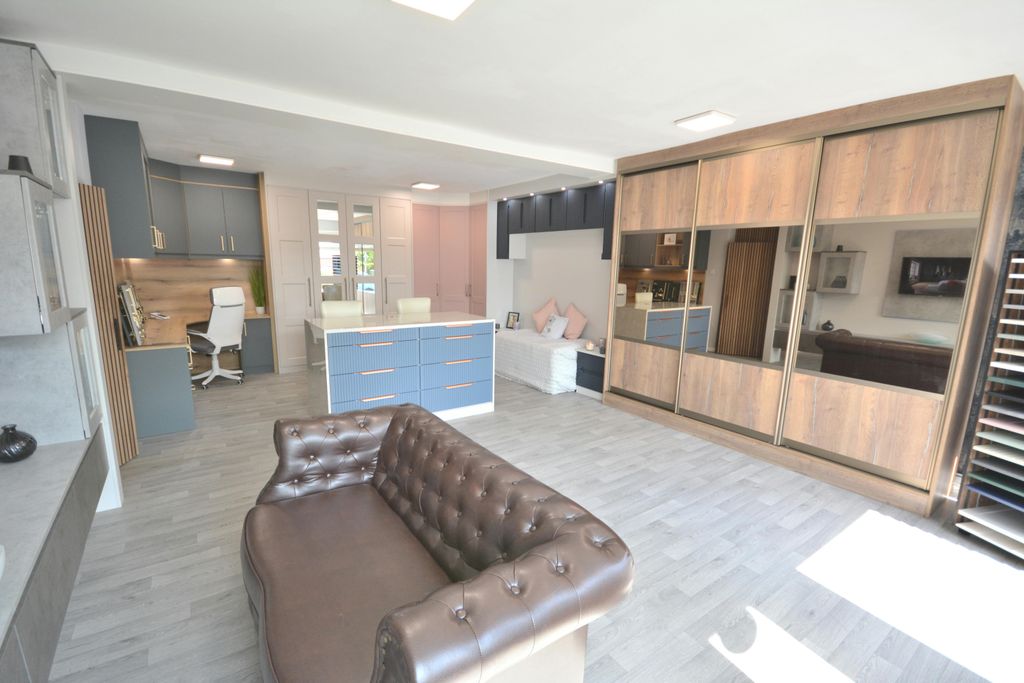 Property photo 2 of 9 Show Room