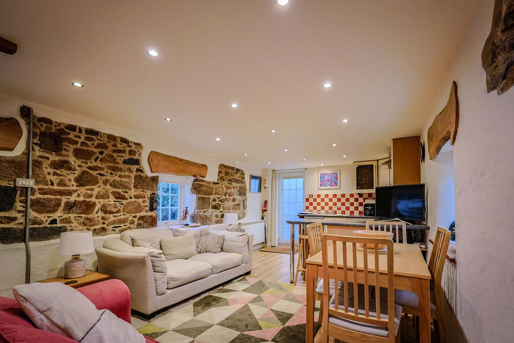 Property photo 1 of 11 Photo 0