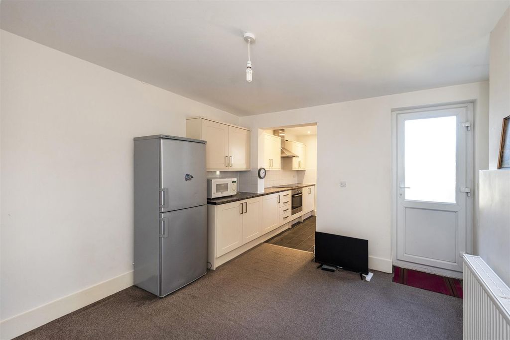 Property photo 2 of 8 179 Vale Rd, Tn9 1Sp 003.Jpg