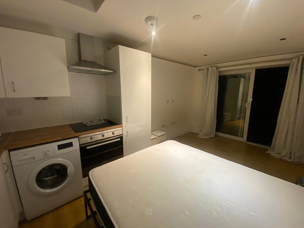 Property photo 1 of 4 Studio To Let