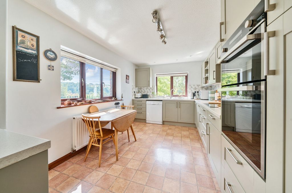 Property photo 2 of 31 Bampton, Seddons