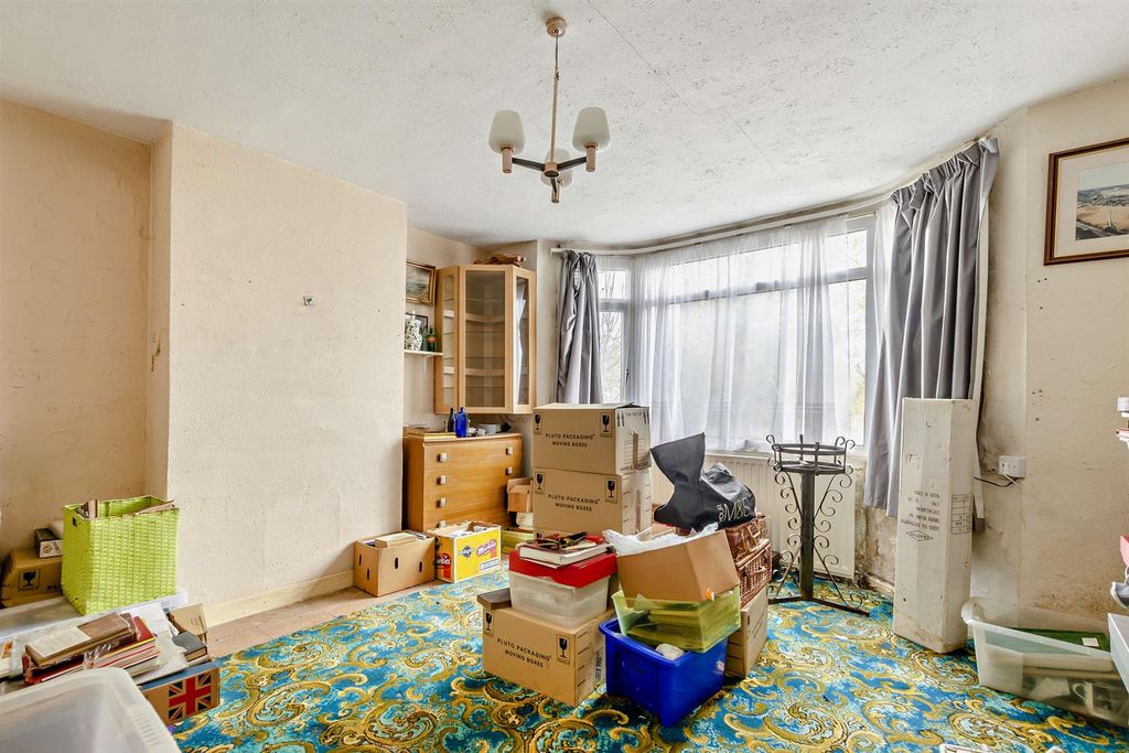 Property photo 3 of 16 8676318-Interior01-800.Jpg