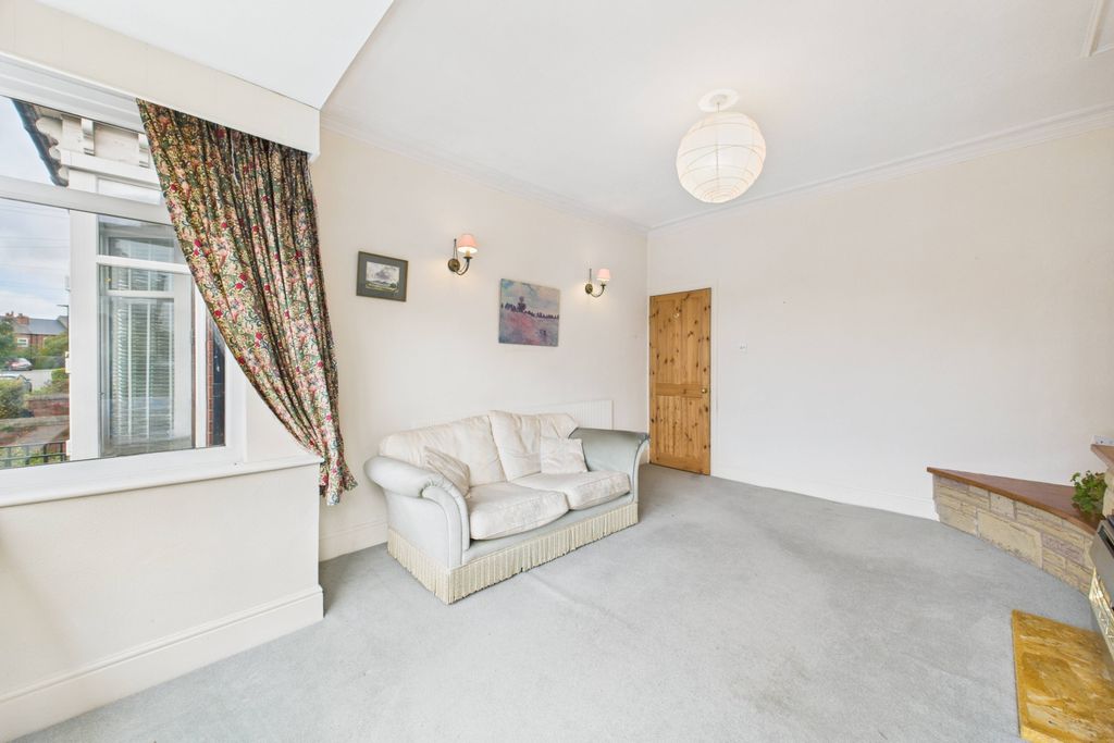 Property photo 3 of 17 Lounge