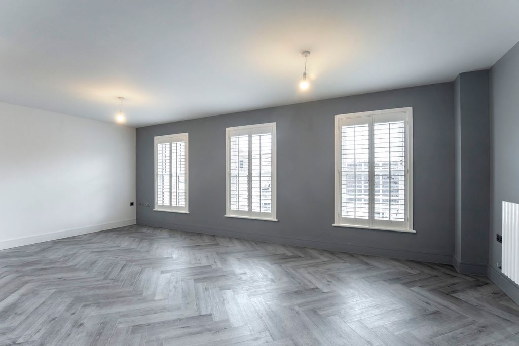 Property photo 2 of 10 11c Buckingham Court-06