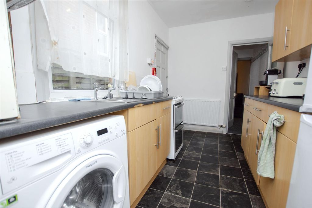 Property photo 1 of 8 Approach