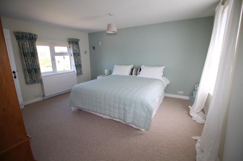 Property photo 3 of 39 Double Aspect Principle Bedroom