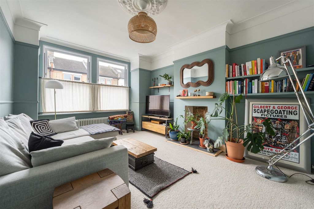 Property photo 2 of 39 Ainslie Wood Road, E4