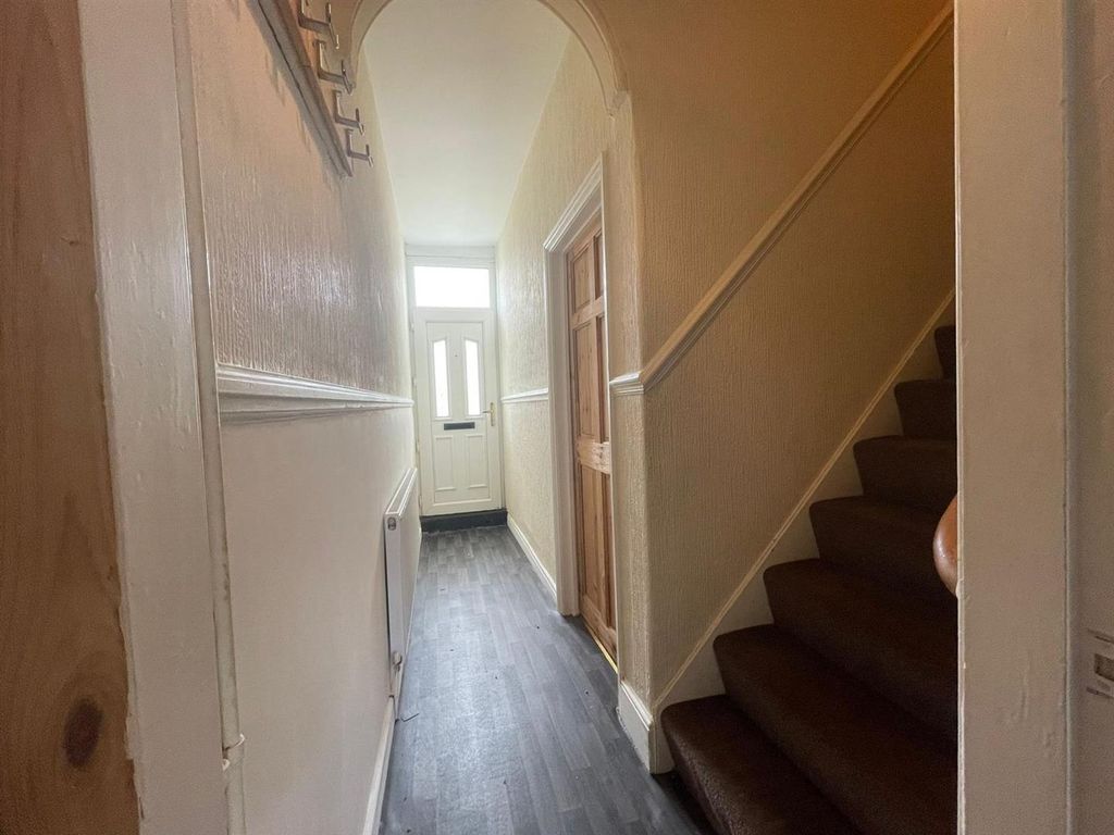 Property photo 2 of 11 Hallway