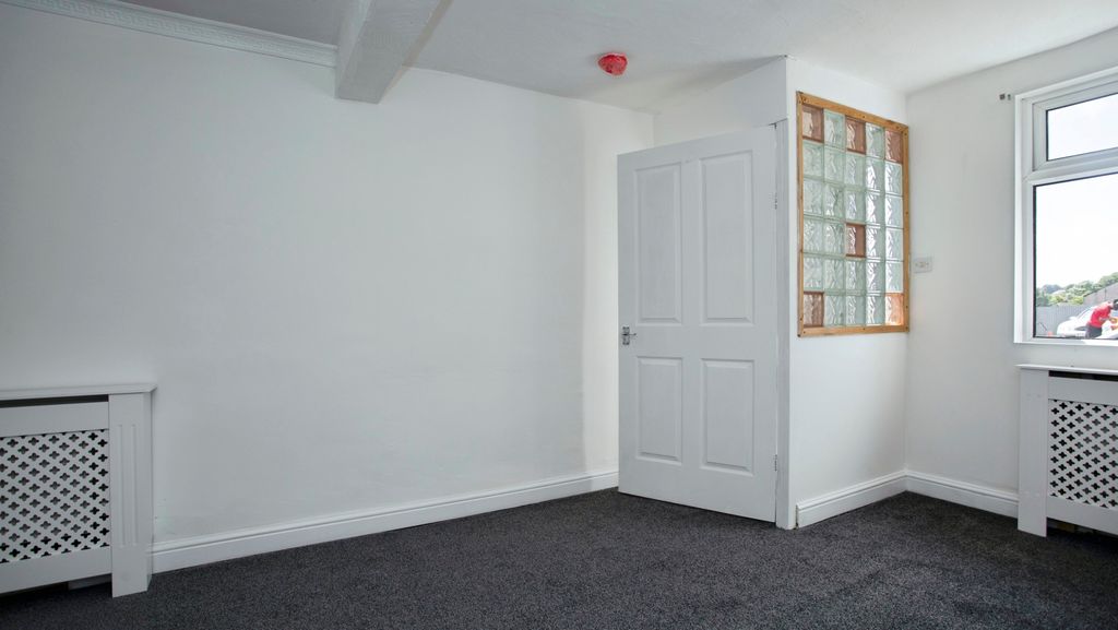 Property photo 3 of 20 Vestibule
