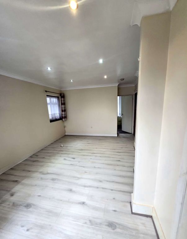 Property photo 3 of 8 Gallery