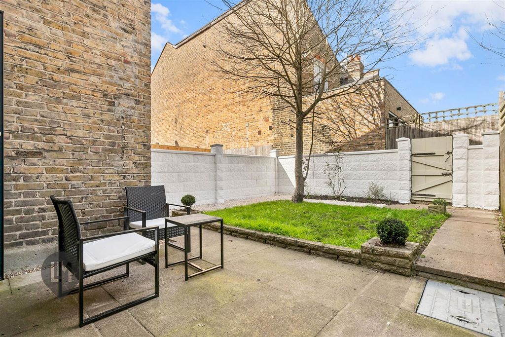 Property photo 2 of 8 Garden