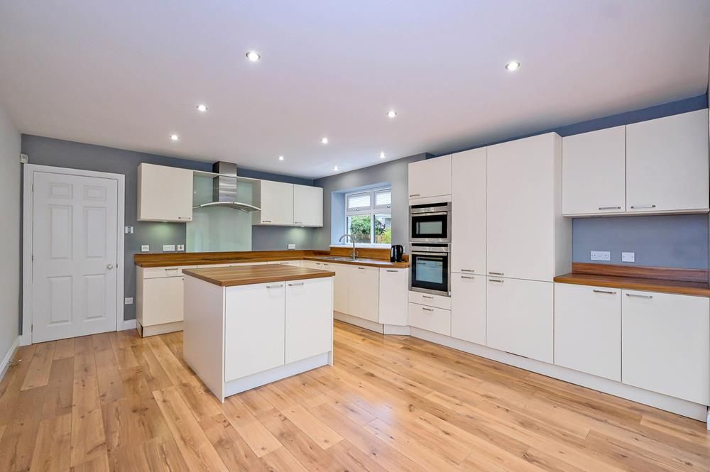 Property photo 3 of 20 Kitchen