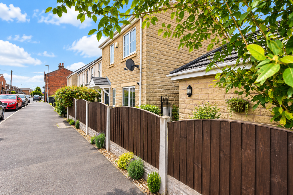 Property photo 1 of 14 Sunlit Terraced Houses And Garden Fence