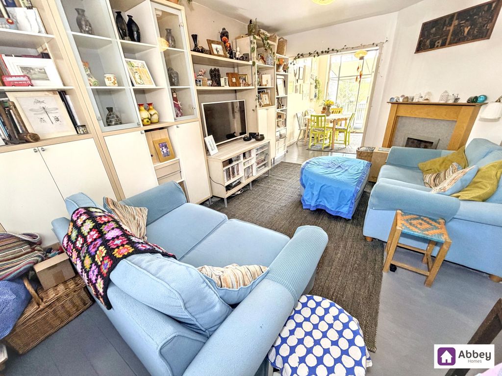 Property photo 3 of 16 Lounge