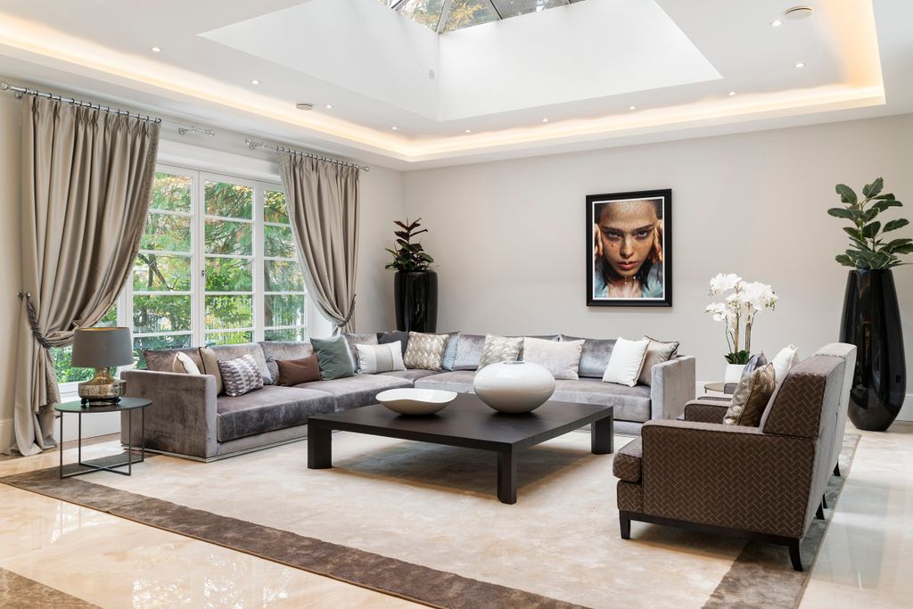 Property photo 2 of 27