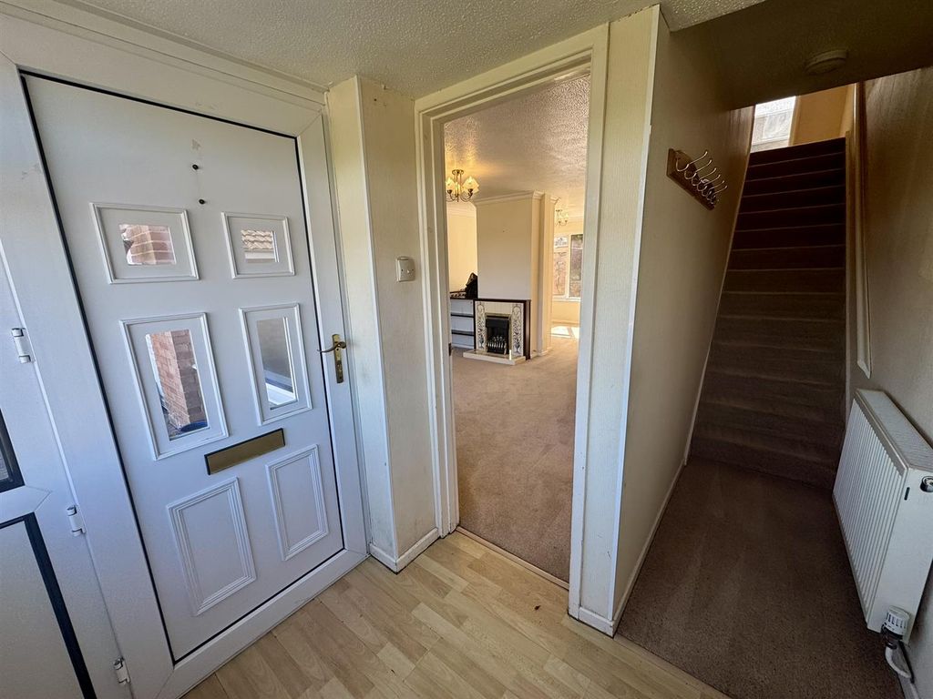 Property photo 3 of 20 Entrance Hallway