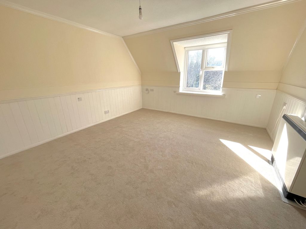 Property photo 3 of 12 20 Chermont Court Lounge 1