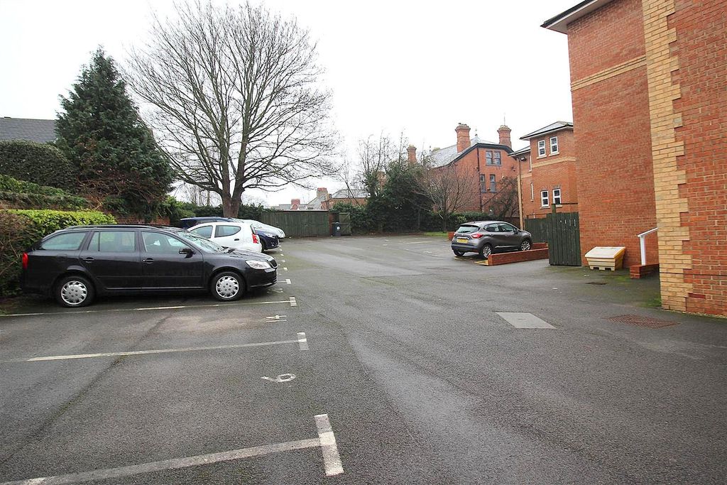 Property photo 3 of 8 Externally