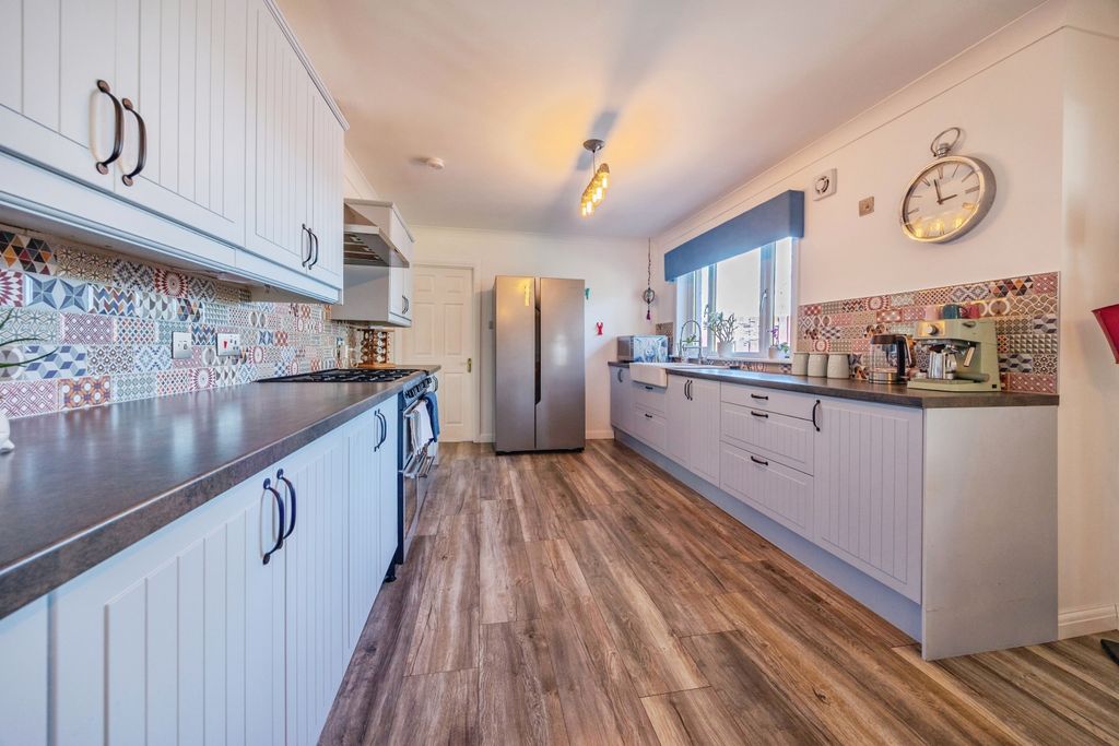 Property photo 3 of 54 Kitchen / Diner