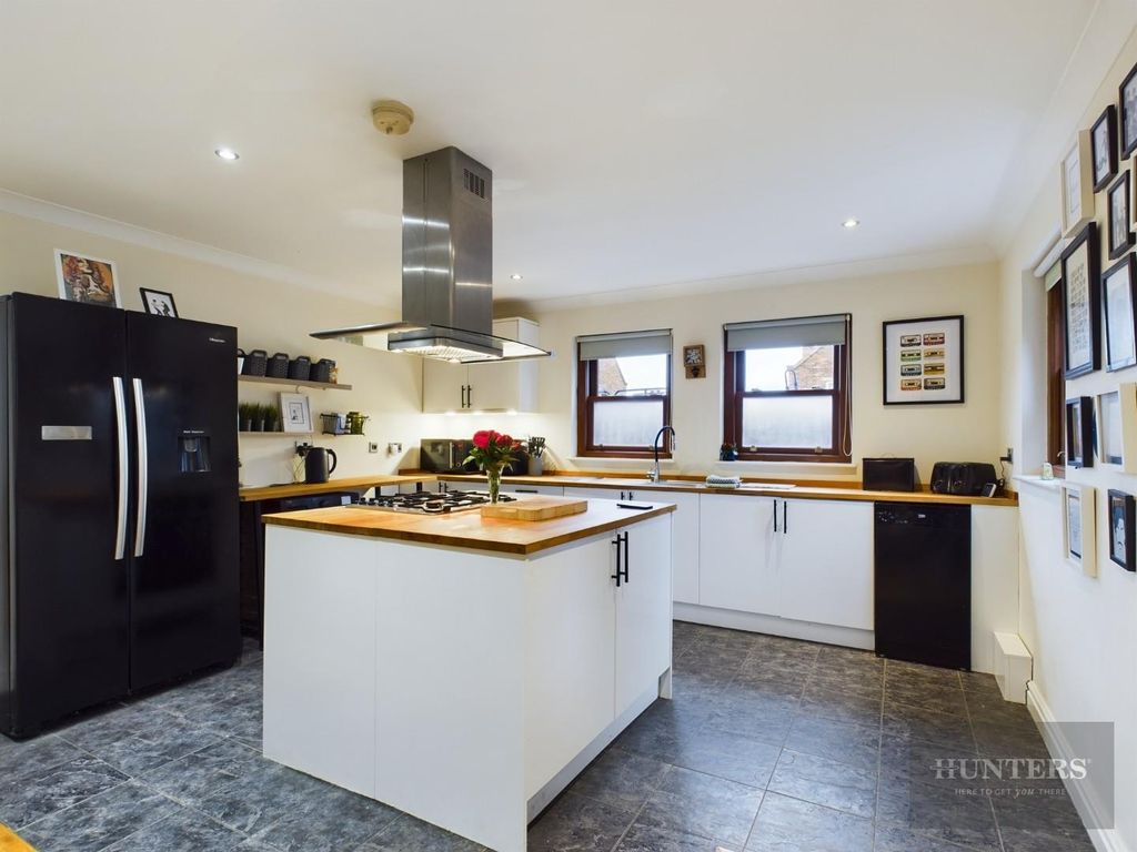 Property photo 3 of 17 Kitchen Area