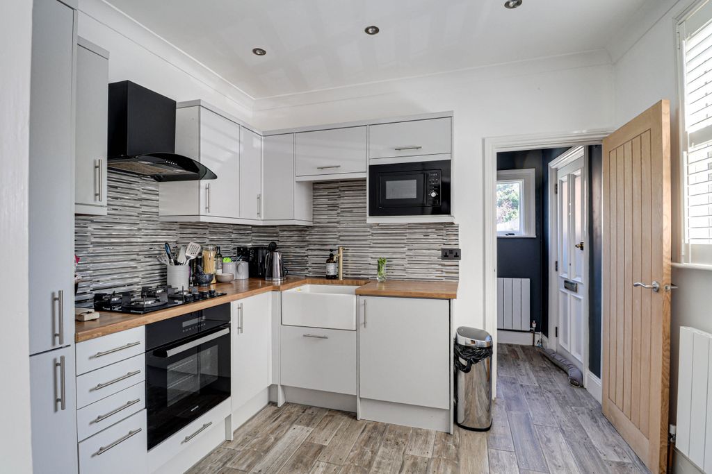 Property photo 3 of 17 Kitchen