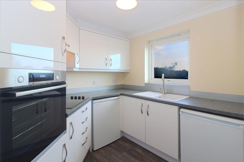 Property photo 3 of 7 Kitchen