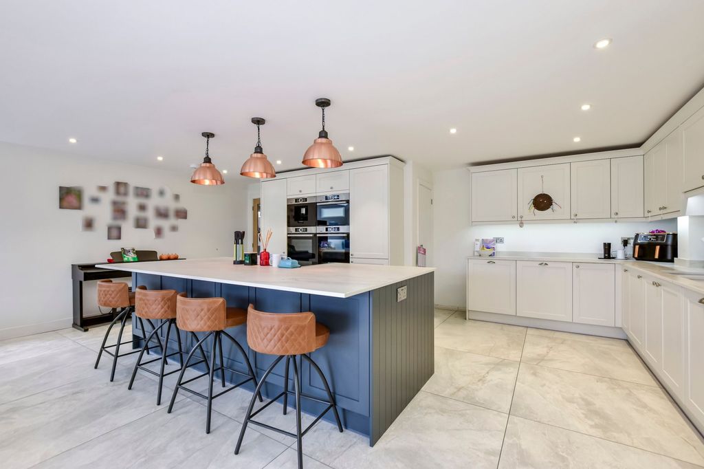 Property photo 3 of 33