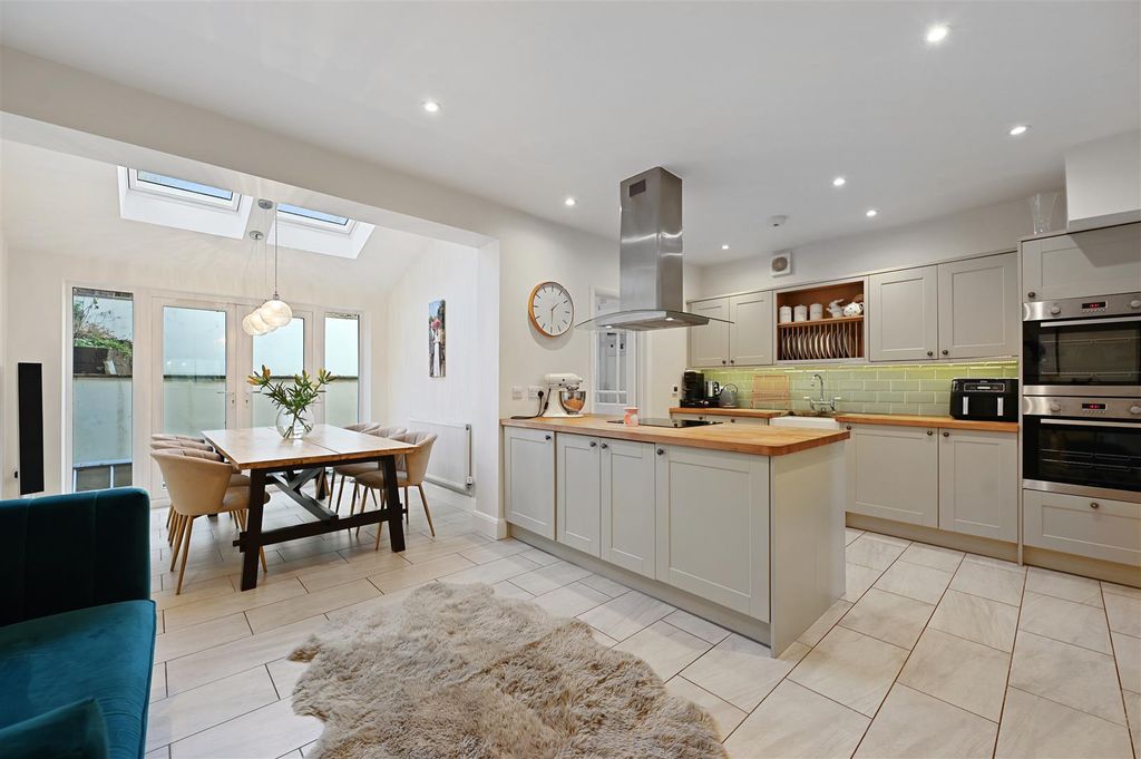 Property photo 3 of 27 Crw - Patronica - Kitchenc3 (1).Jpg