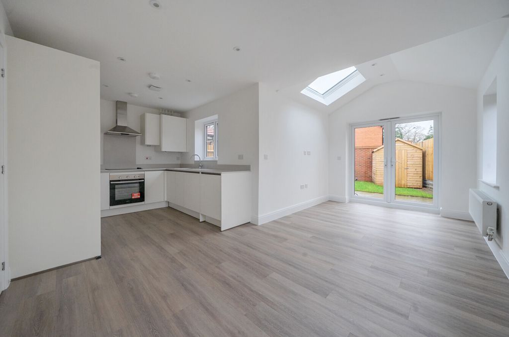 Property photo 2 of 12 1388540-23-69382c...