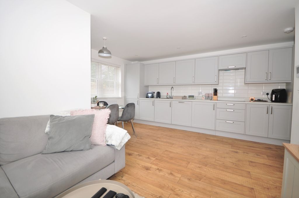 Property photo 3 of 7 Vicliving1