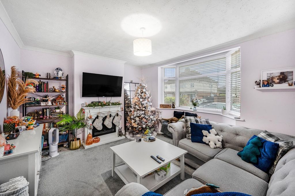 Property photo 3 of 13 Lounge