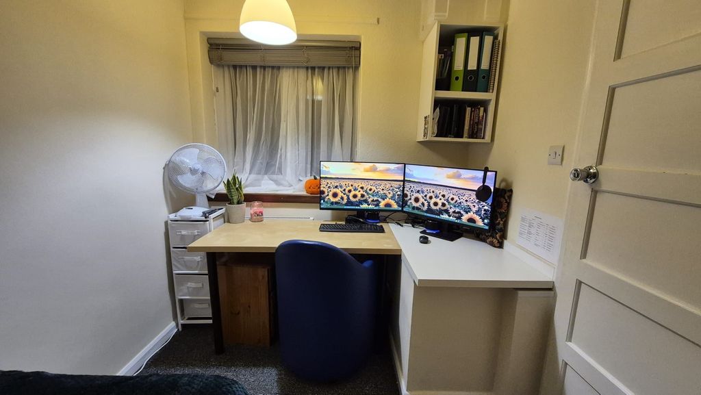 Property photo 1 of 26 Neat, Well-Organised Study Nook With A Dual-Monito...