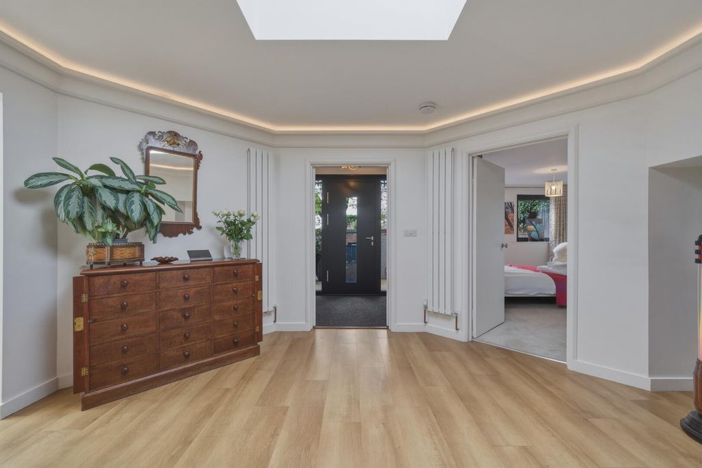 Property photo 2 of 32 Hallway