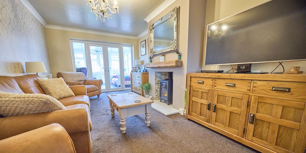 Property photo 3 of 15 Saville Close 8.Jpg