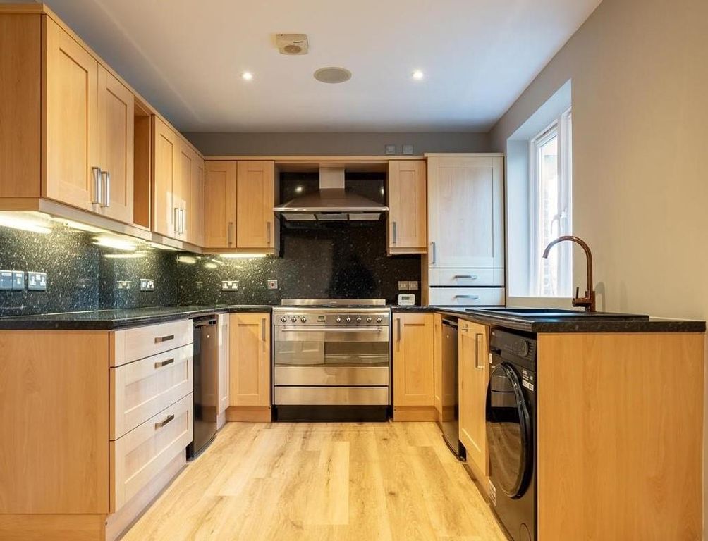 Property photo 3 of 10 Kitchen