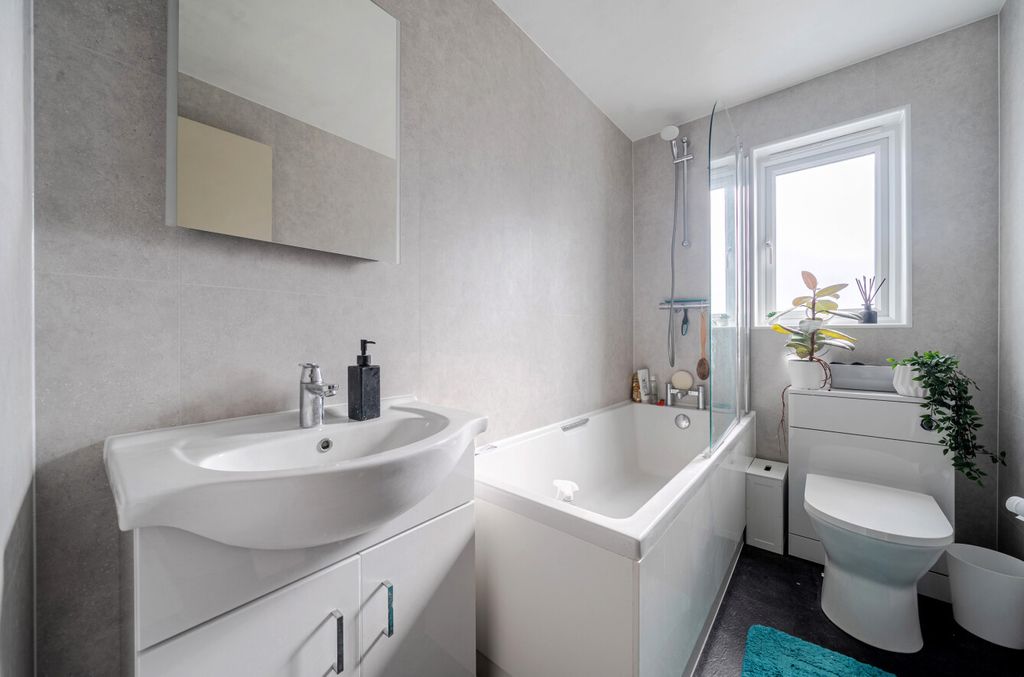 Property photo 2 of 12 Bathroom