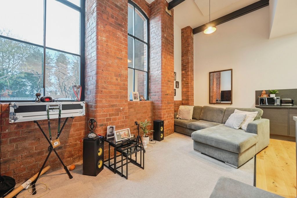 Property photo 2 of 17 Photo