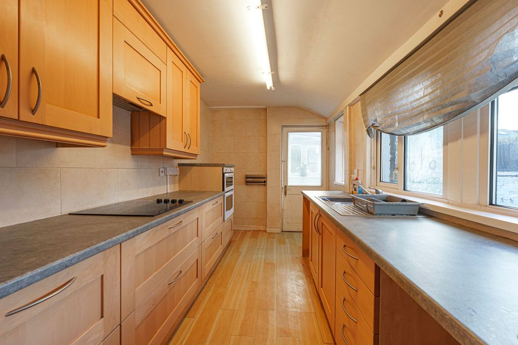 Property photo 2 of 28