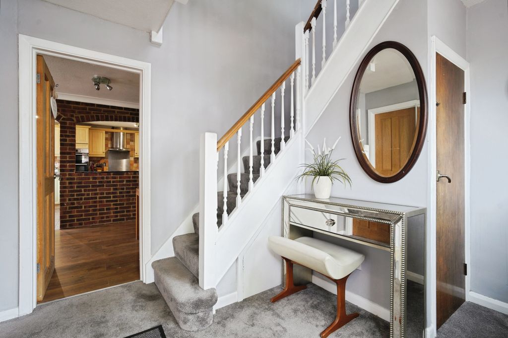 Property photo 3 of 19 Entrance Hall