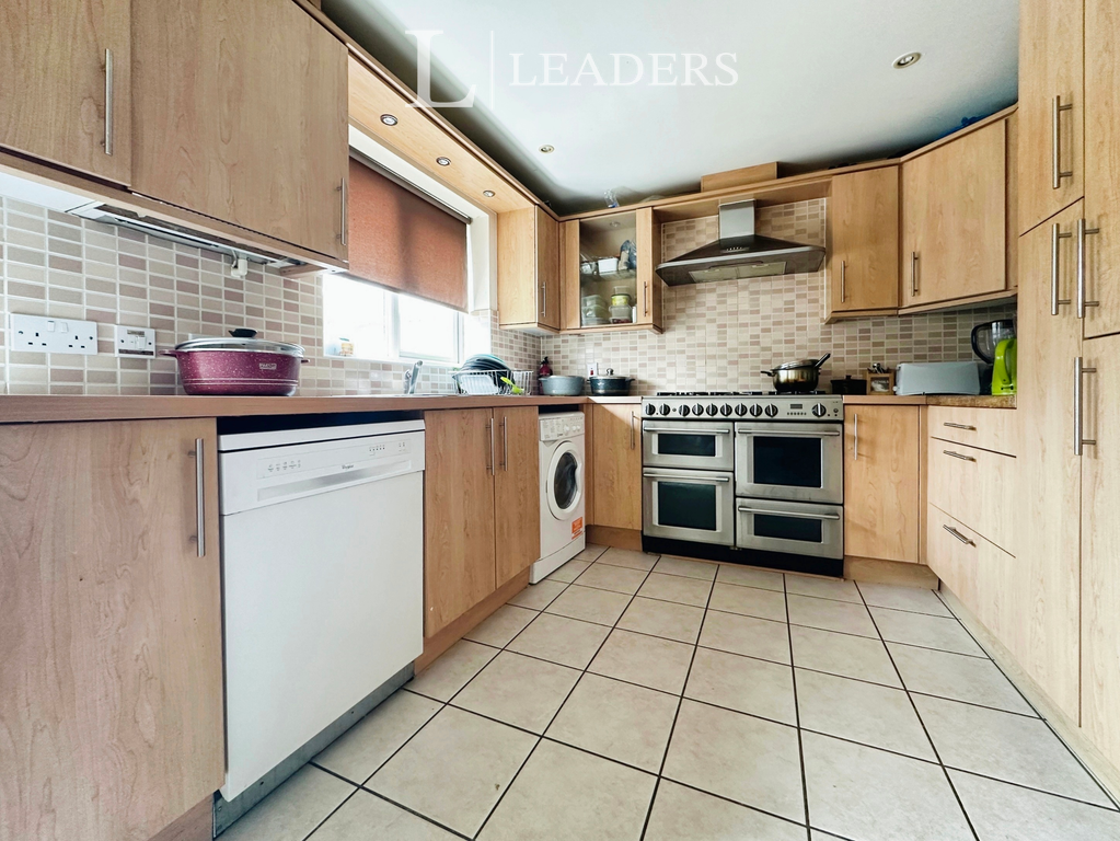 Property photo 3 of 14 Kitchen (3)
