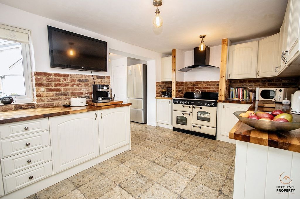 Property photo 1 of 28