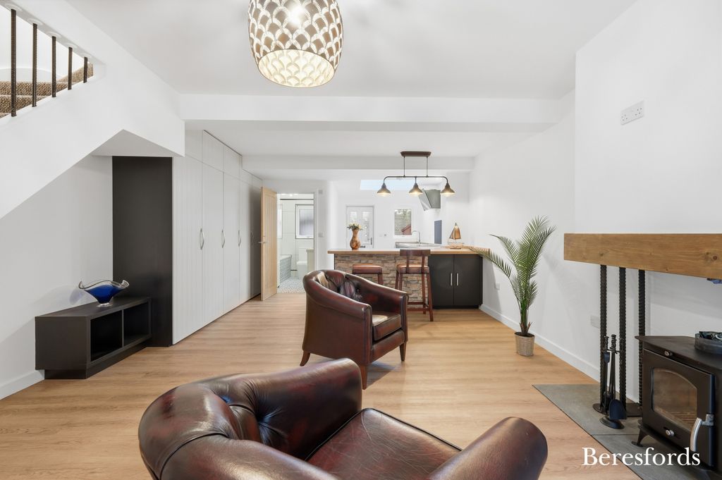 Property photo 2 of 17 Picture No. 11