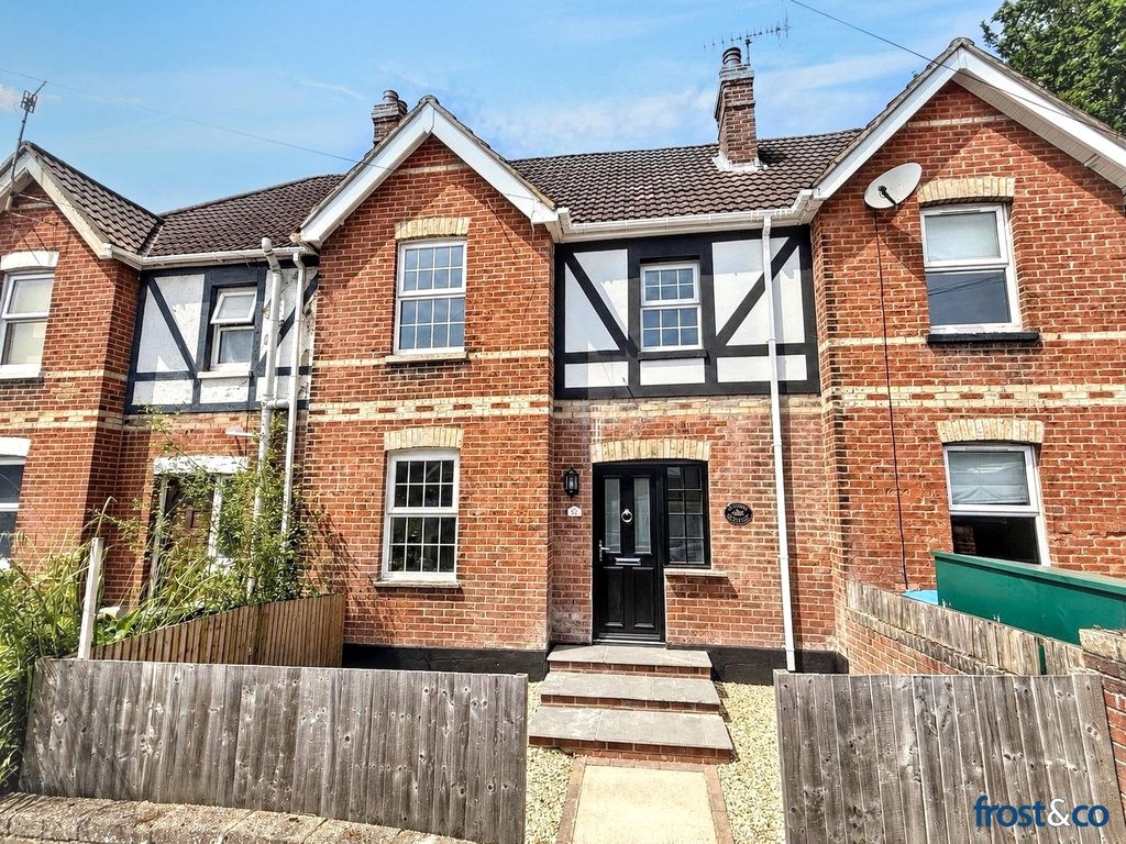 Property photo 1 of 17 Salterns Road