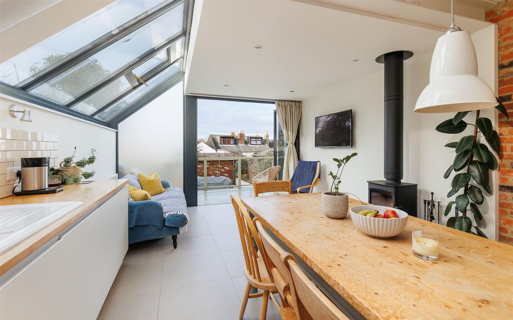 Property photo 2 of 28